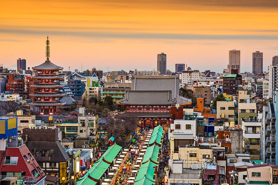 Vista panoramica di Asakusa a Tokyo con il tempio Senso-ji al tramonto.
