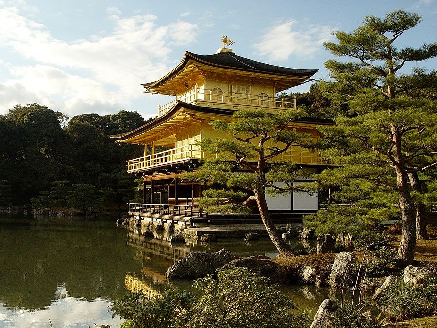 Kinkakuji, il Padiglione d'Oro a Kyoto, circondato dalla natura.