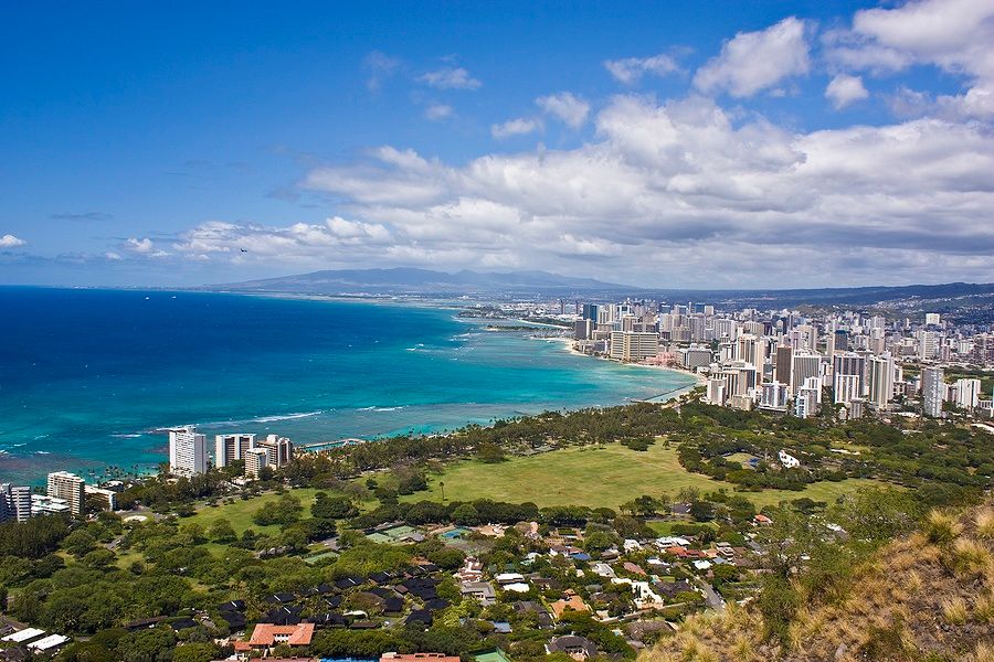 Vista di Waikiki a Honolulu dalla cima del Diamond Head, con oceano e skyline.