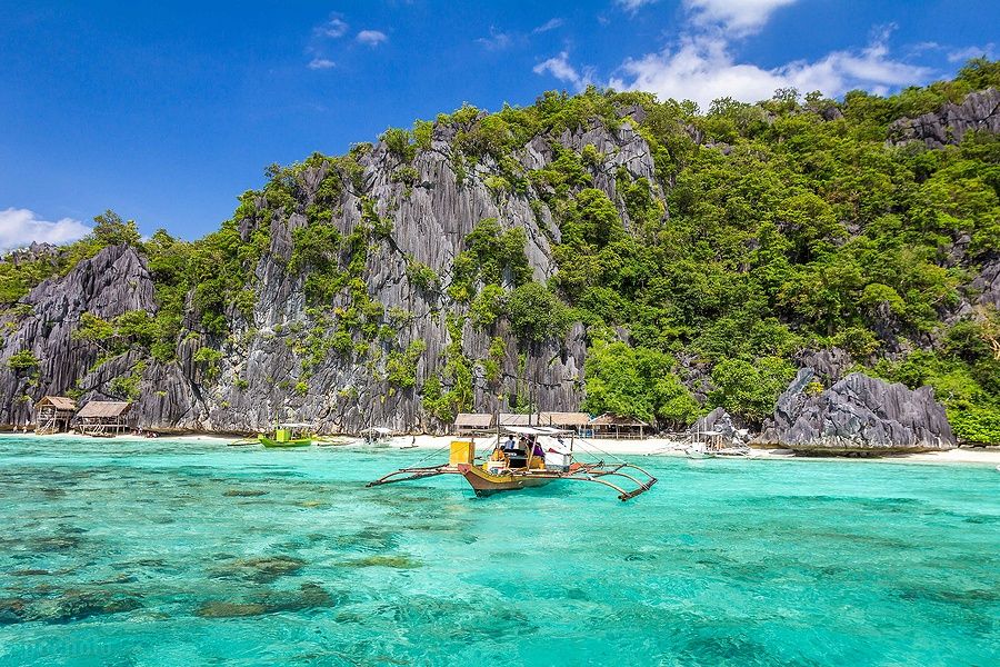 Spiaggia con scogliere calcaree e acqua turchese a Coron, Palawan, Filippine.