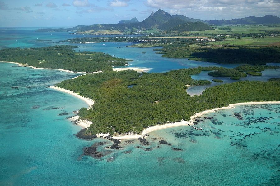 Veduta aerea dell'Ile aux Cerfs, Mauritius, con spiagge e acque turchesi.