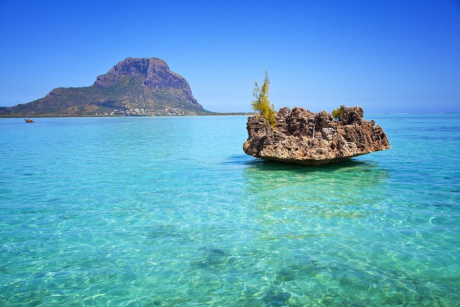 Vista sull'isola di Mauritius dal mare con Le Morne Brabant sullo sfondo.