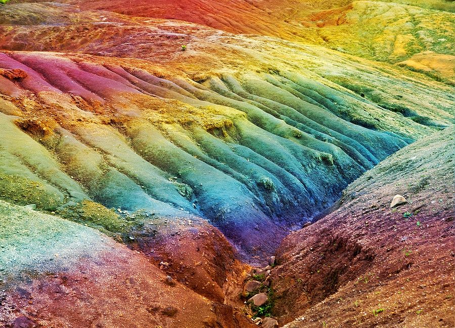 Paesaggio di terra multicolore nelle Mauritius sotto il sole.