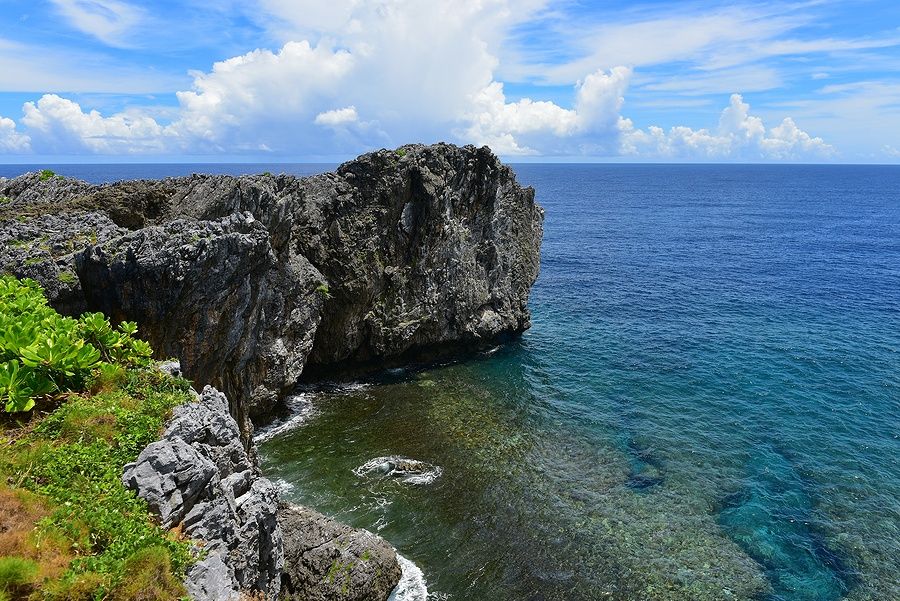 Scogliera e oceano a Cape Hedo, Okinawa.