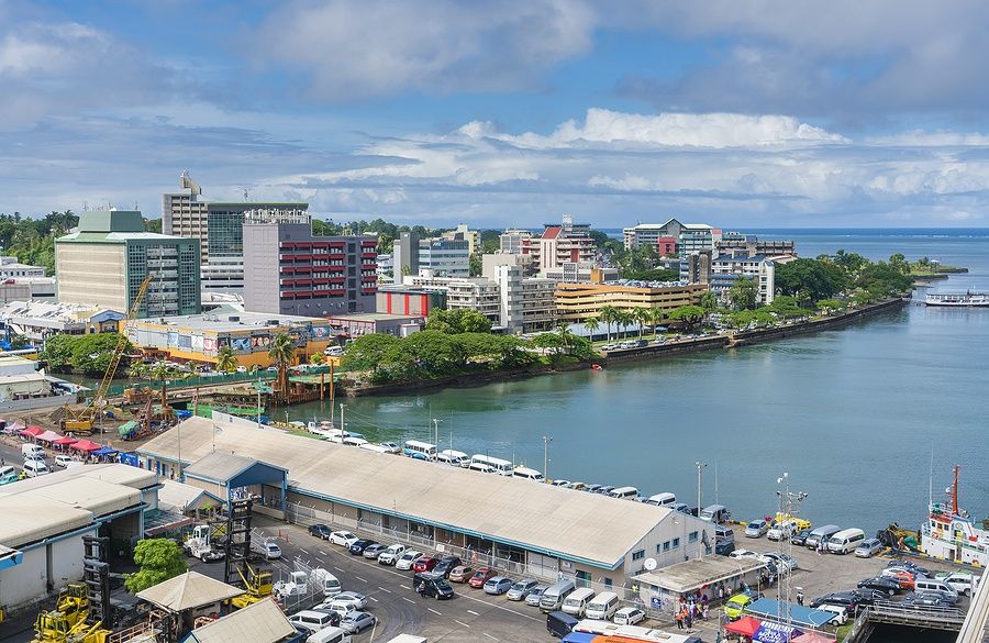 Vista panoramica del centro di Suva, Fiji, con edifici e porto.