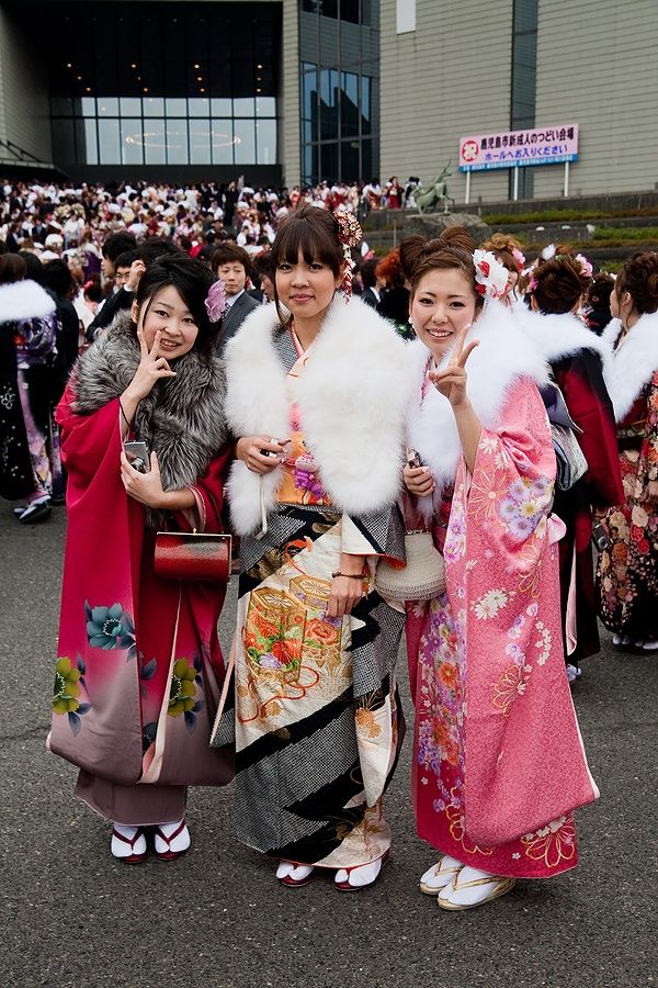 Tre giovani donne giapponesi in kimono a un evento tradizionale a Kagoshima.