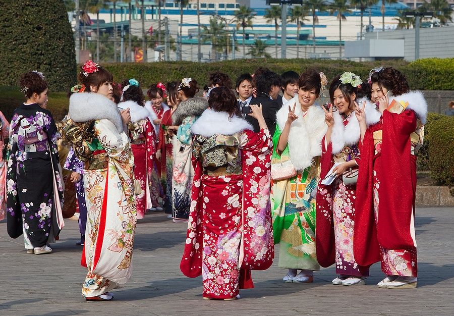 Donne giapponesi in kimono festeggiano il Coming of Age Day a Kagoshima.