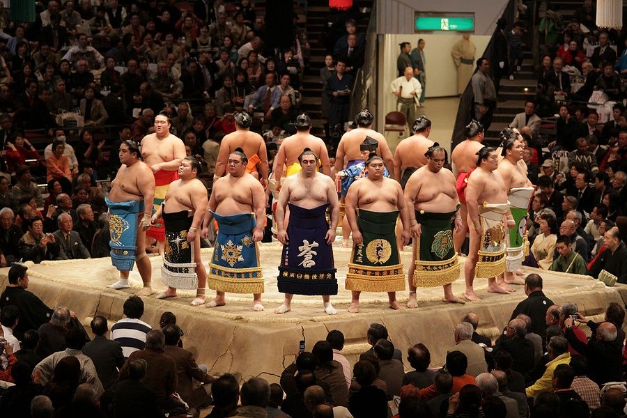 Sumo wrestlers allineati sul ring durante la cerimonia di apertura a Tokyo.