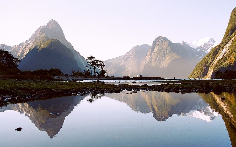 Fiordo di Milford Sound con montagne riflettenti nell'acqua in Nuova Zelanda.