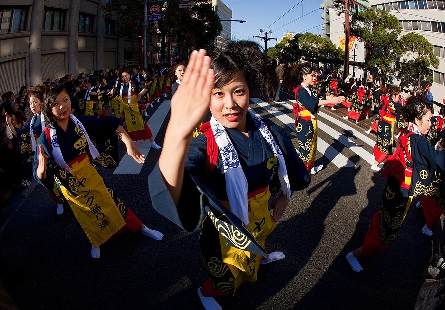 Donne in kimono yukata danzano durante l'Ohara Matsuri a Kagoshima City.