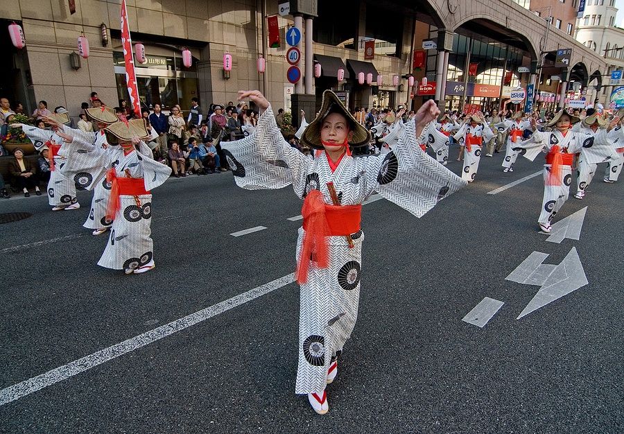 Donne in yukata kimono danzano durante l'Ohara Matsuri a Kagoshima.