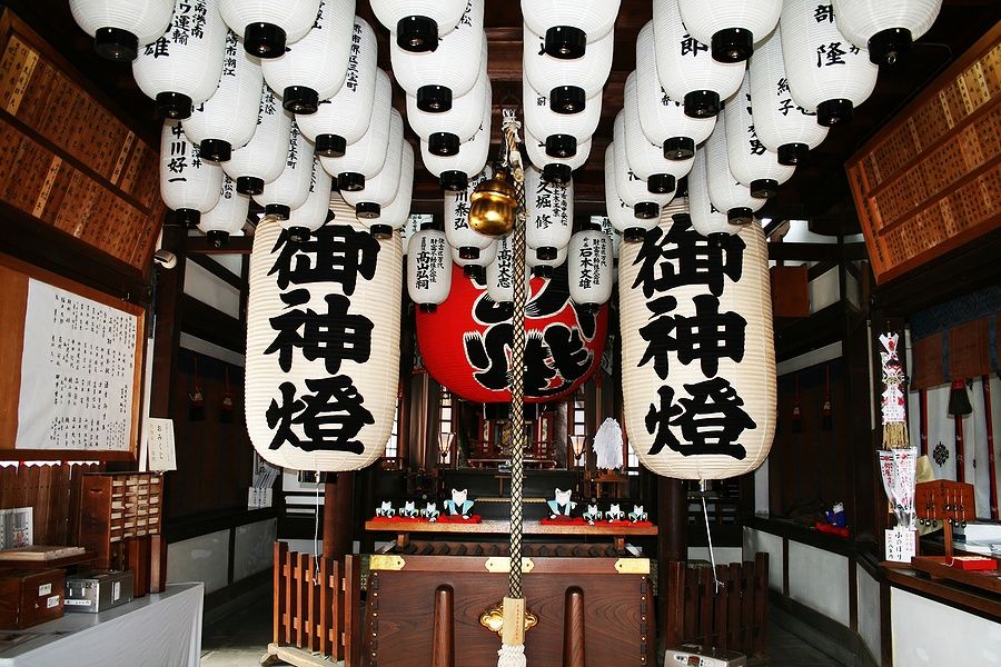 Interno del tempio Sumiyoshi Taisha a Osaka decorato con lanterne tradizionali.