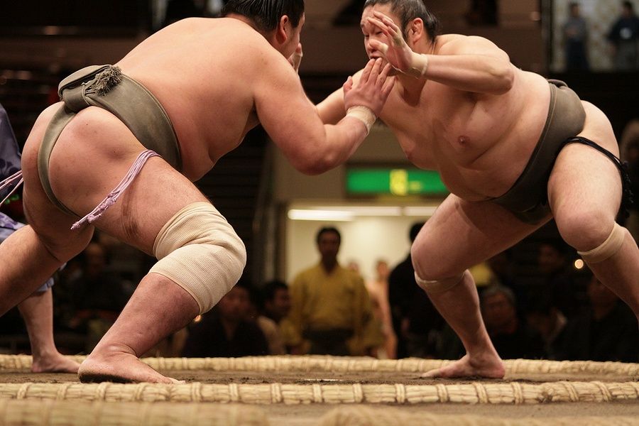 Due lottatori di sumo si sfidano sul dohyo in una gara a Tokyo.