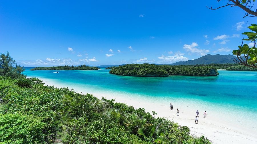 Spiaggia tropicale con acque cristalline a Kabira Bay, Ishigaki, Giappone.