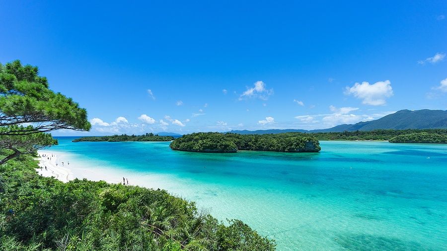 Spiaggia tropicale con sabbia bianca e acqua blu a Ishigaki, Giappone.