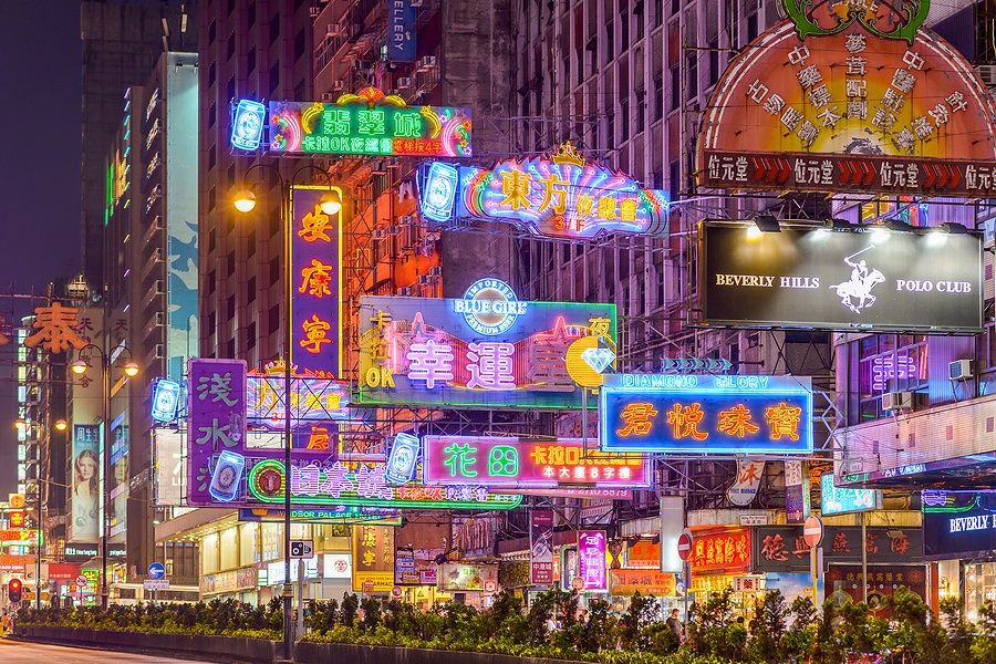 Cartelloni al neon illuminano Nathan Road a Hong Kong di notte.