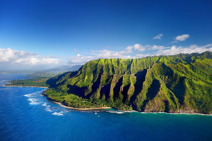 Vista aerea della costa di Na Pali a Kauai, Hawaii, con scogliere verdi.