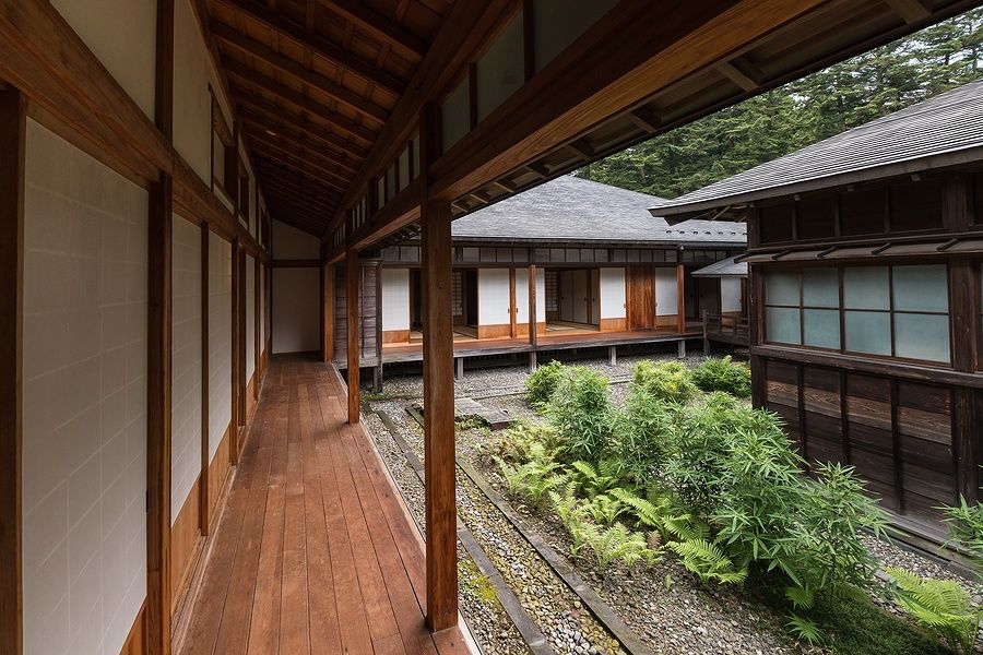 Cortile interno della Villa Imperiale Tamozawa a Nikko, con corridoi in legno e giardino.