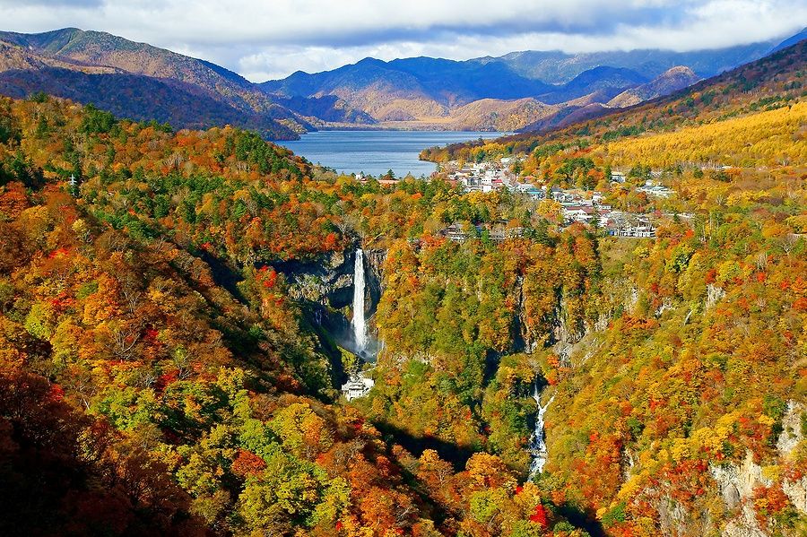 Cascate di Kegon e lago Chuzenji in Giappone con colline autunnali.