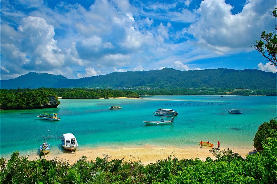 Kabira Beach sull'isola di Ishigaki, con mare turchese e barche.