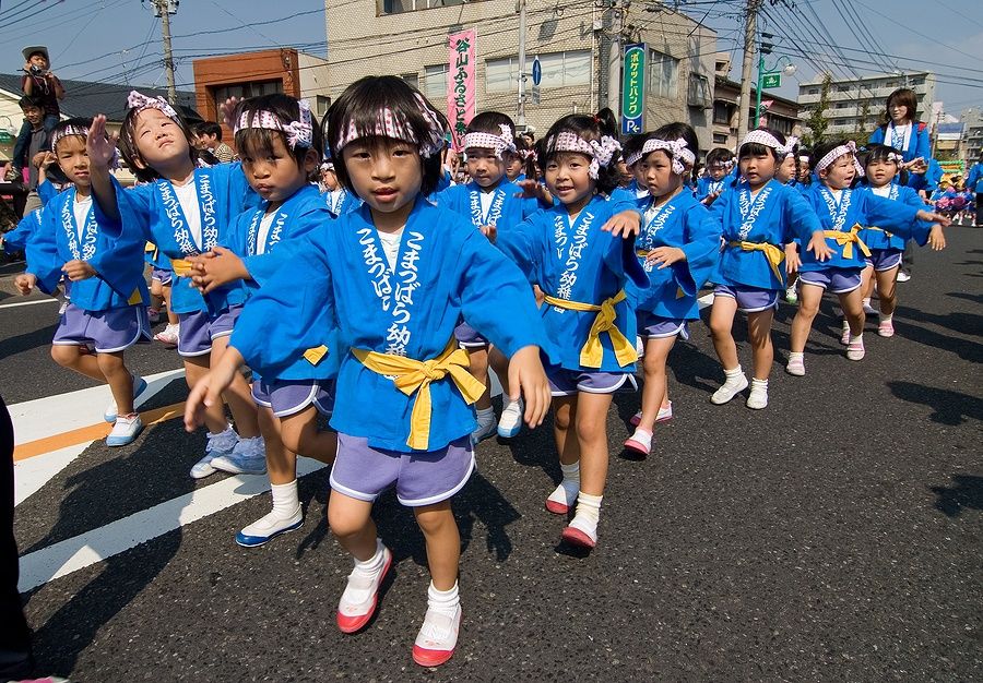 Bambini giapponesi danzano in una parata durante un festival a Kagoshima.