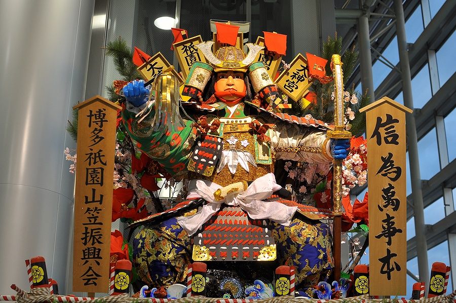 Carro decorato del festival Hakata Gion Yamakasa in esposizione.