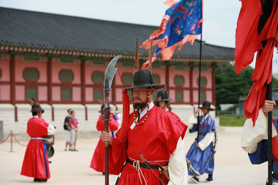 Parata di guardie reali davanti al palazzo Gyeongbokgung a Seoul, in Corea del Sud.