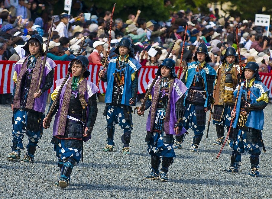 Partecipanti in costumi storici al Jidai Matsuri a Kyoto.