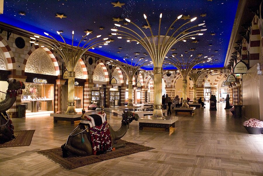 Interno del souk dell'oro nel Dubai Mall con colonne dorate e soffitto blu.