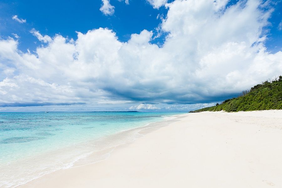 Spiaggia di sabbia bianca e mare azzurro su un'isola tropicale deserta a Okinawa, Giappone.