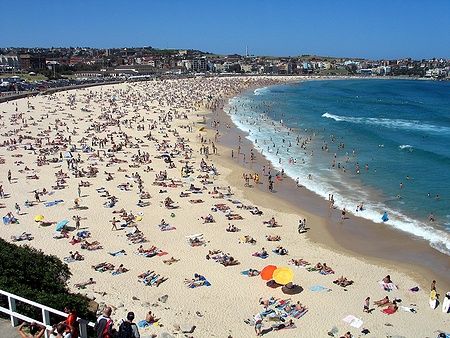 Folla sulla spiaggia di Bondi Beach a Sydney durante il Boxing Day.