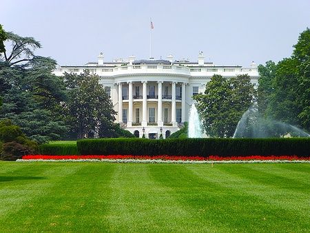 La Casa Bianca a Washington D.C. con giardini e fontane in primo piano.