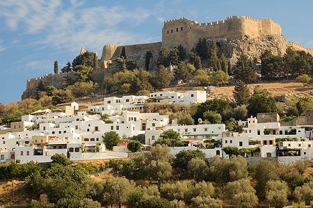 Castello di Lindos con case bianche a Rodi, Grecia.