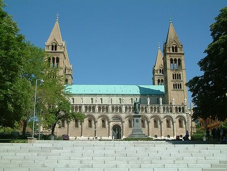 La Cattedrale di Pécs in Ungheria con torri gemelle e architettura romanica.