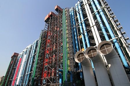 Facciata colorata e industriale del Centre Pompidou a Parigi.