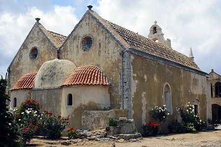 Il Monastero di Arkadi a Creta con fiori colorati al suo esterno.