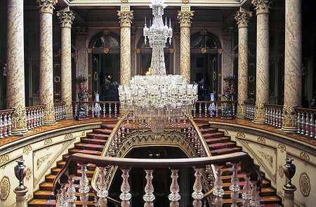 Elegante scalinata con cristalli e lampadario al Palazzo Dolmabahce.