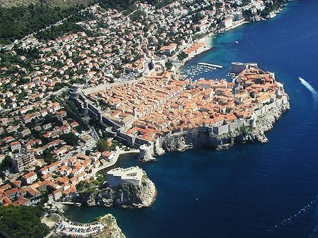 Centro storico di Dubrovnik con le mura cittadine e il mare Adriatico.