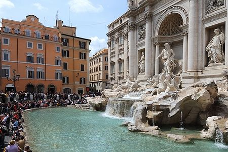 La Fontana di Trevi a Roma con turisti intorno.