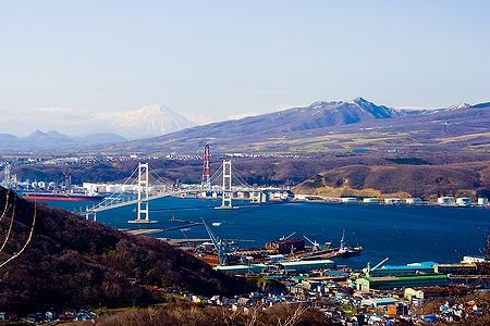 Vista panoramica del porto di Muroran e del ponte Hakucho Ohashi dal monte Sokuryo.