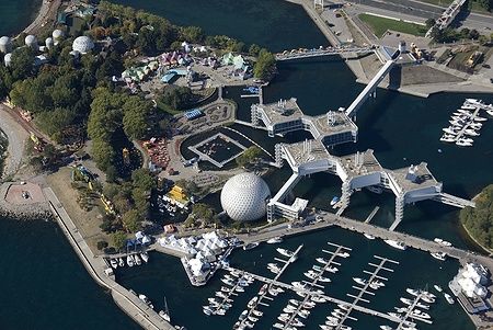 Vista aerea di Ontario Place a Toronto con strutture moderne e il Cinesphere.