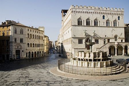 Piazza IV Novembre a Perugia con il Palazzo dei Priori e la Fontana Maggiore.
