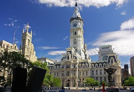 Philadelphia City Hall con cielo sereno sullo sfondo.