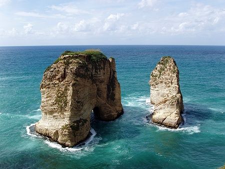 Le rocce del Piccione emergono dalle acque blu al largo di Beirut, Libano.