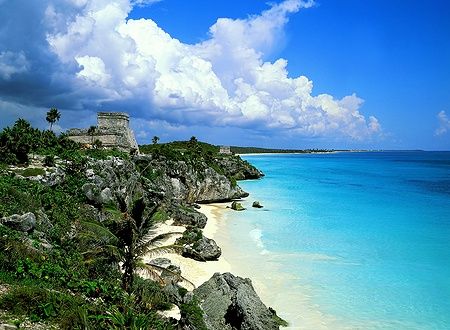 Rovine Maya di Tulum con vista sulla spiaggia turchese.