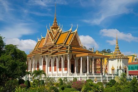 La Silver Pagoda nel Palazzo Reale di Phnom Penh, Cambogia, sotto un cielo blu.