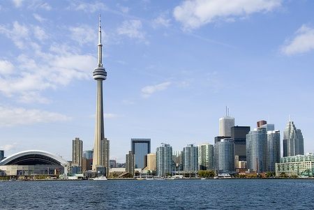 Centro di Toronto con CN Tower, Rogers Centre e grattacieli in una giornata estiva.