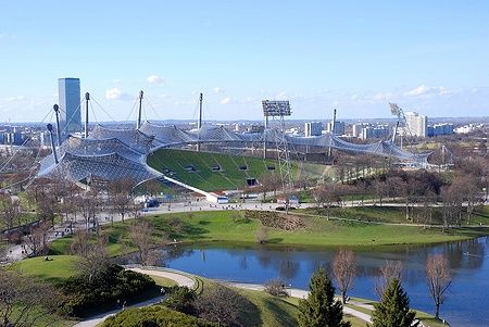 Vista dello Stadio Olimpico di Monaco di Baviera dall'Olympia Park.