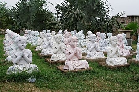 Statue di bambini in pietra nel Garden of Five Senses a New Delhi, India.