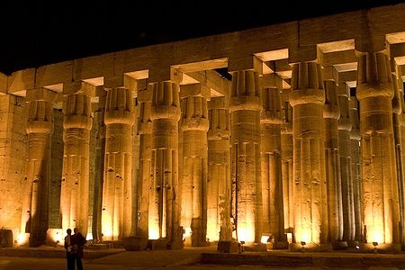 Colonne illuminate del Tempio di Luxor di notte, Egitto.
